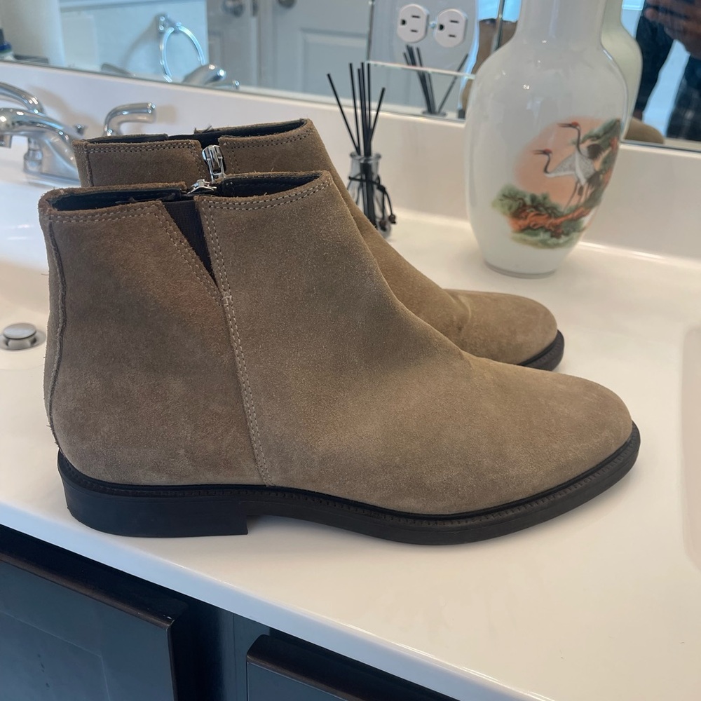 Zara Men's Chukka Boots in Tan Suede